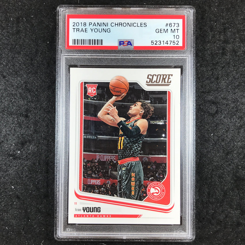 2018 Panini Chronicles TRAE YOUNG Rookie Score #673 PSA 10 (752)