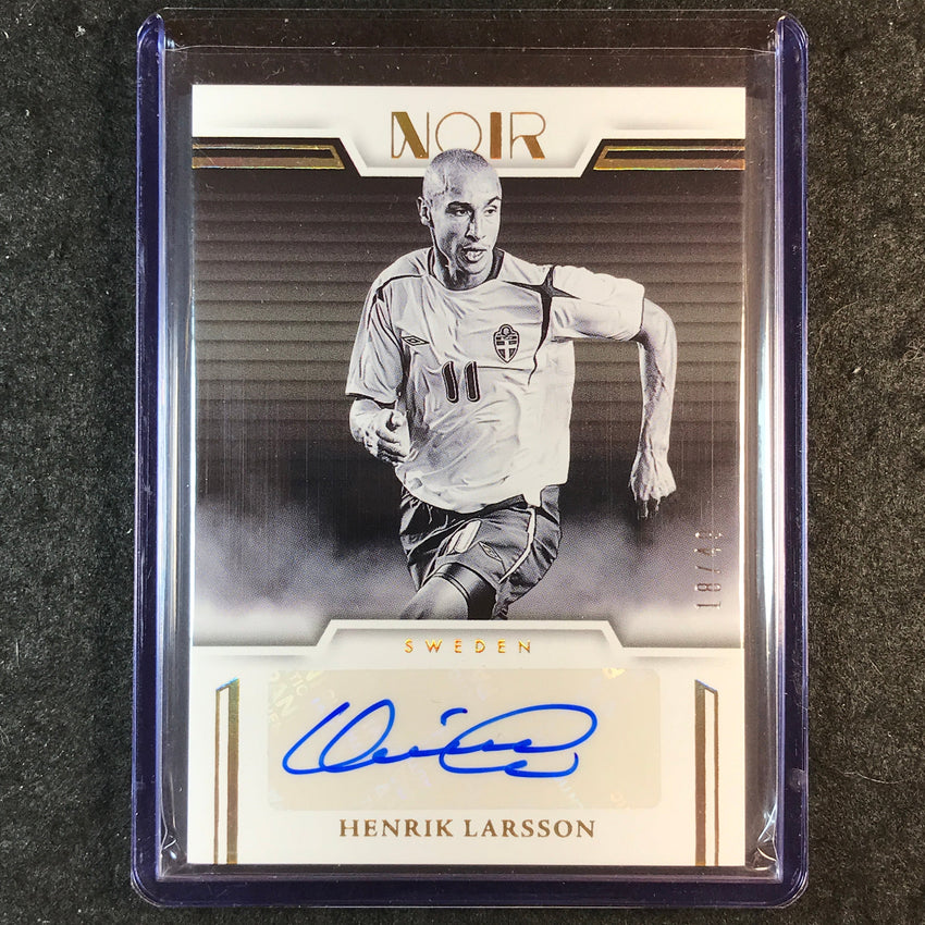 2025-26 Noir Road to FIFA World Cup HENRIK LARSSON Black & White Auto Gold 18/49