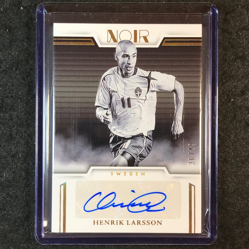2025-26 Noir Road to FIFA World Cup HENRIK LARSSON Black & White Auto Gold 36/49