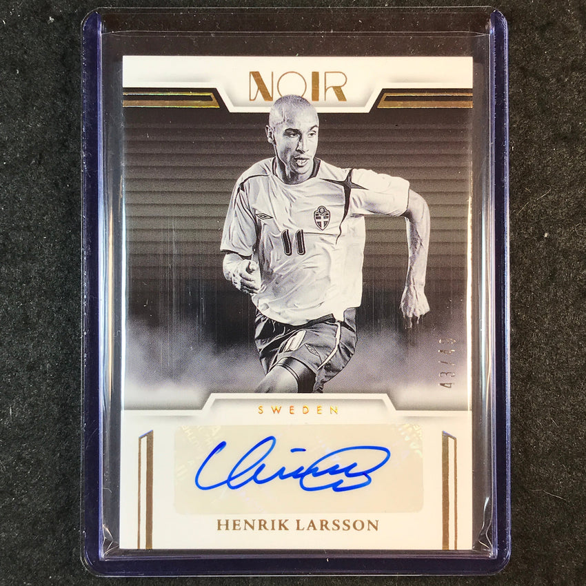 2025-26 Noir Road to FIFA World Cup HENRIK LARSSON Black & White Auto Gold 43/49