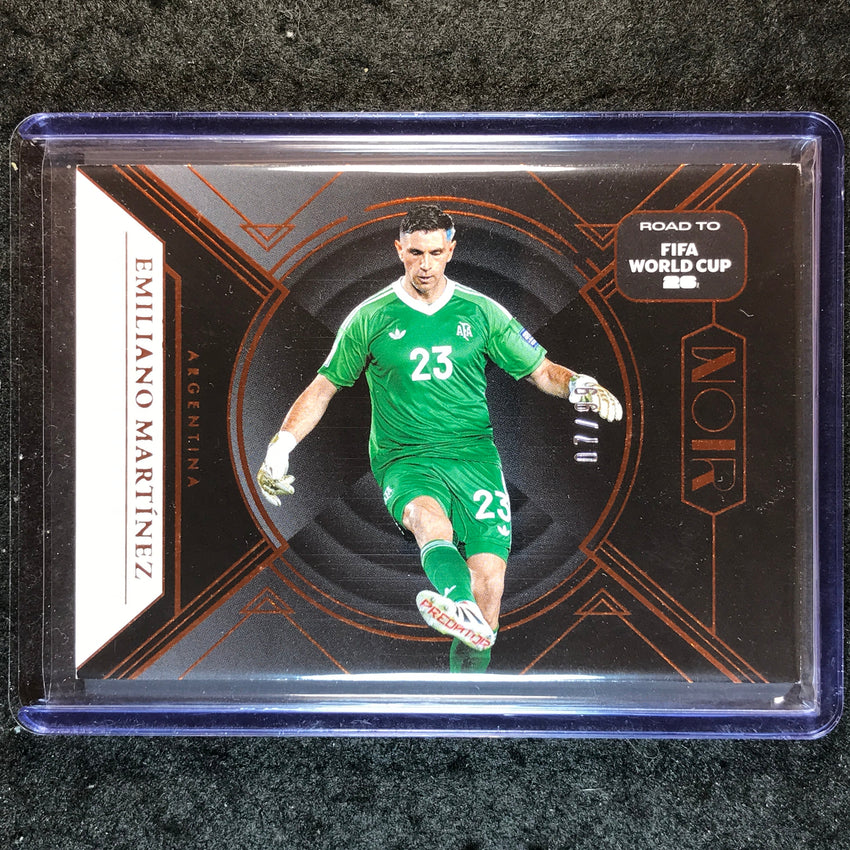 2025-26 Noir Road to FIFA World Cup EMILIANO MARTINEZ Base Bronze 7/99 #101